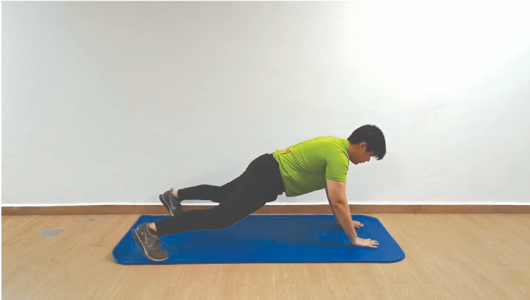 04 Alternate Jumping Lunges Start & End