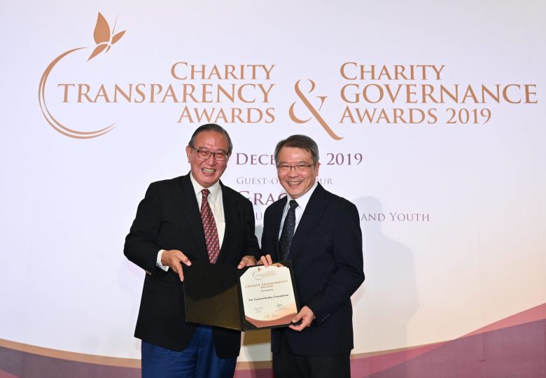 NKF CEO Mr Tim Oei receiving the award from 
Charity Council Chairman, Mr Gerard Ee (left)